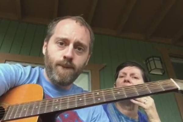 The son who sings to his mom with Alzheimer's